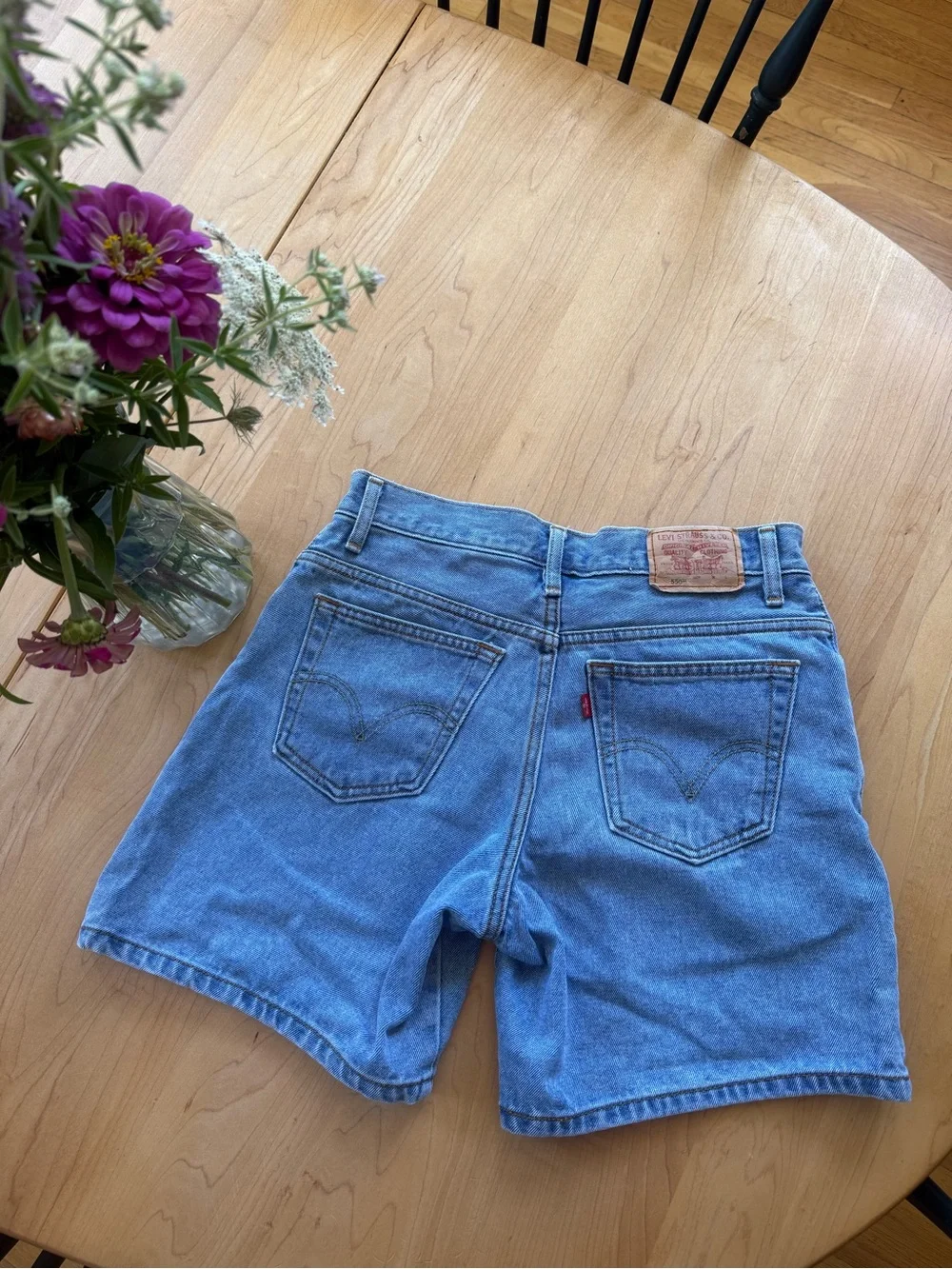 Levi's 550 Light Blue Denim Jeans with Contrast Stitching - Picture 3 of 4